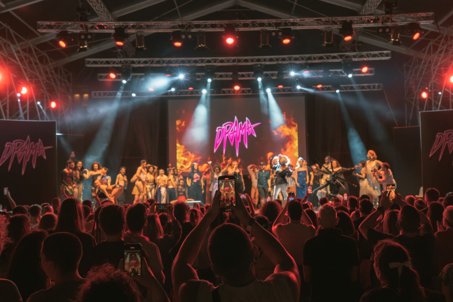 Tutto il cast di DRAMA sul palco del Castello Sforzesco, davanti al pubblico di DRAMA Pride