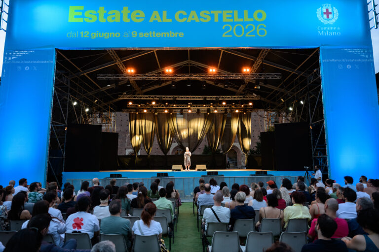 Il palco di Estate al Castello con il pubblico di QUEER PANIC!