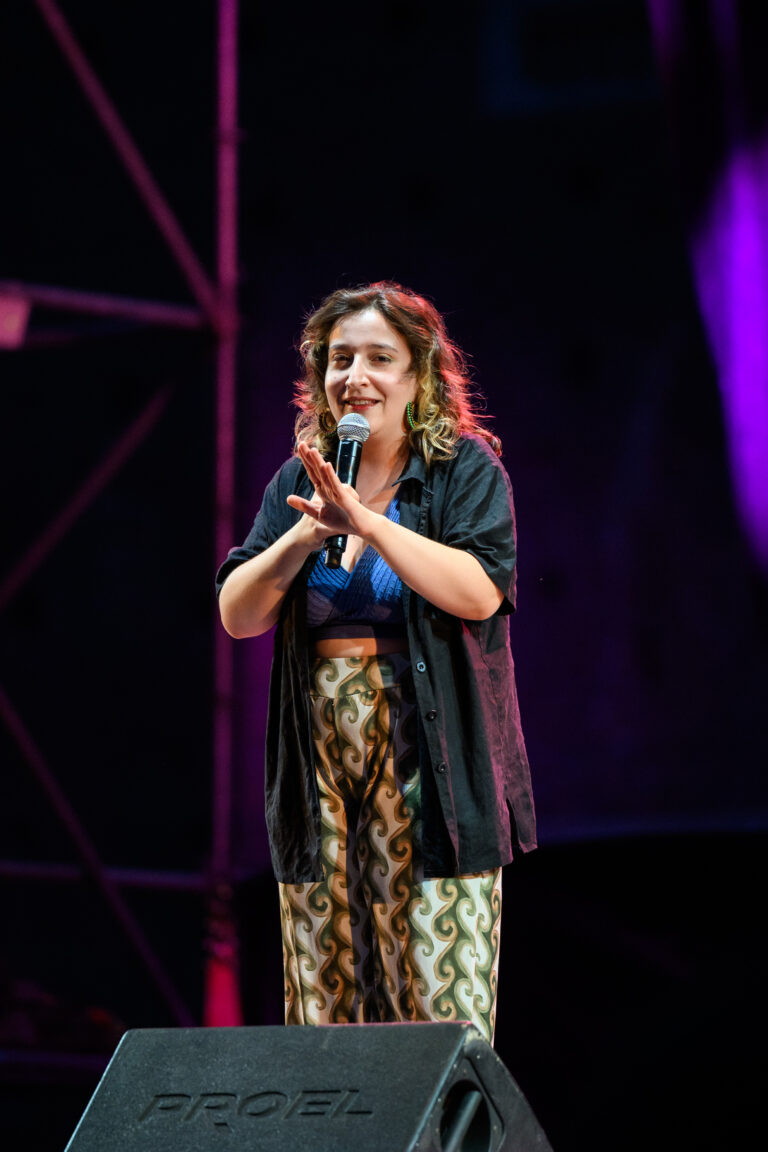 Comica al microfono sul palco di QUEER PANIC! al Castello Sforzesco