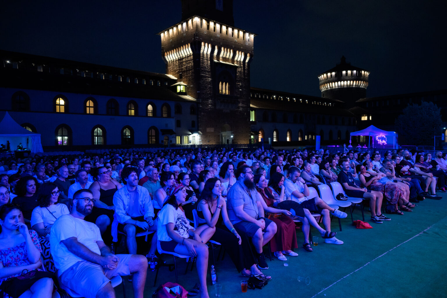 Il pubblico di QUEER PANIC! al Castello Sforzesco visto dal palco