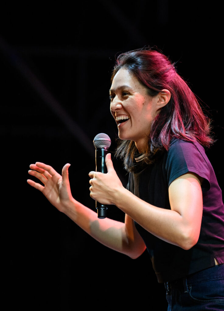 Comica al microfono sul palco di QUEER PANIC! al Castello Sforzesco